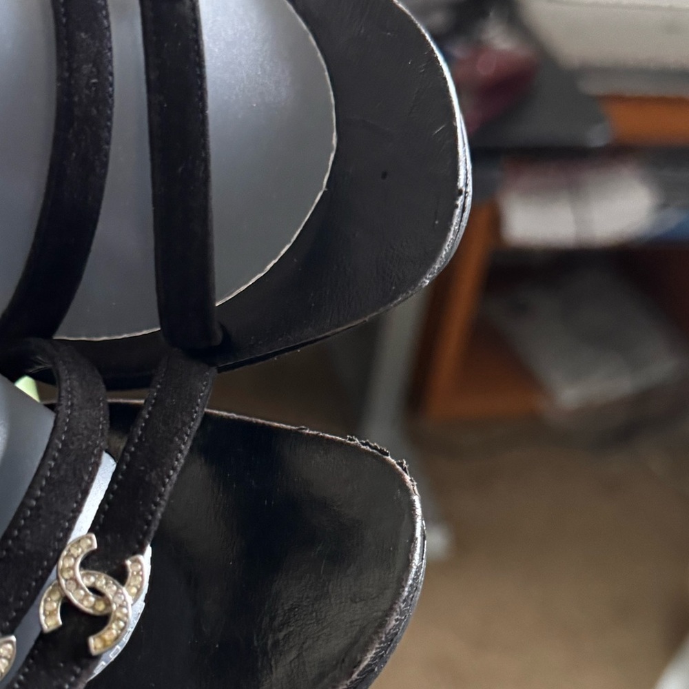💯CHANEL Black Sandals with CC Logo Accents - Picture 9 of 9